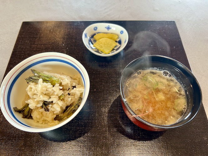 タラの芽炊き込みご飯と味噌汁、漬物