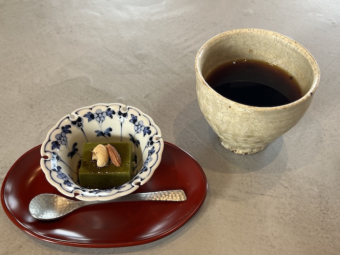 米粉の抹茶プリンとコーヒー